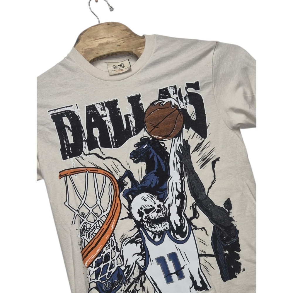 BRAND X Anthony Davis Cartoon Style Dallas‎ T-Shirt Size Small Enemy Sighted